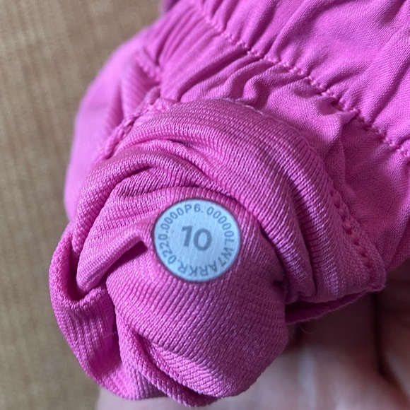 Lululemon bubblegum pink hotty hot shorts low rise 2.5” - Picture 3 of 3